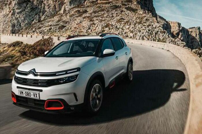 Renting  CITROEN C5 AIRCROSS PURETECH 130 6V LIVE PACK