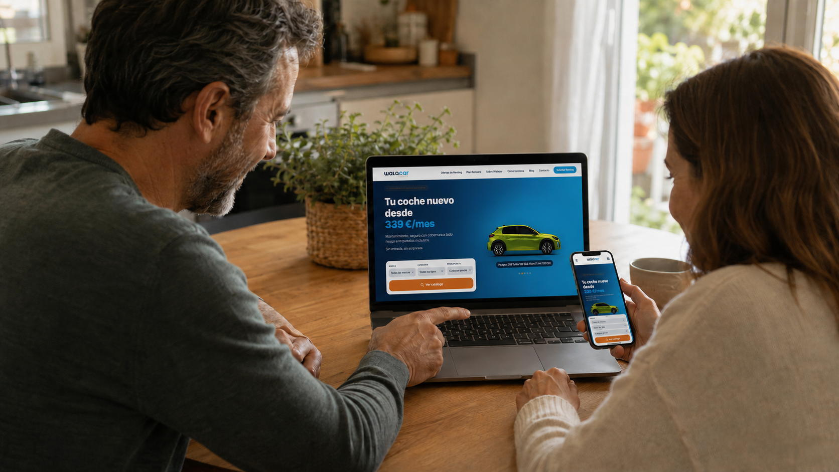 Matrimonio navegando por la nueva web de Walacar para buscar renting de coches online